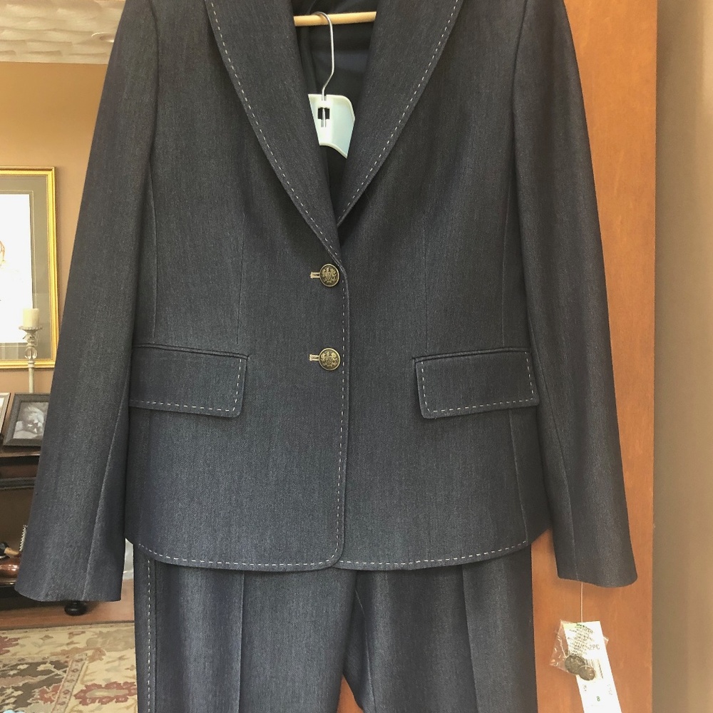 Beautiful Kasper Suit Size 8